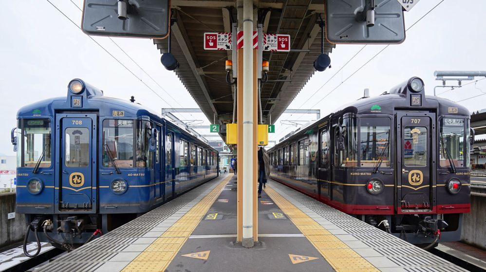 「丹後あおまつ号」（左）は特別料金不要で乗車可能。特別料金が必要な「丹後くろまつ号」（右）と何が違うのか（筆者撮影）