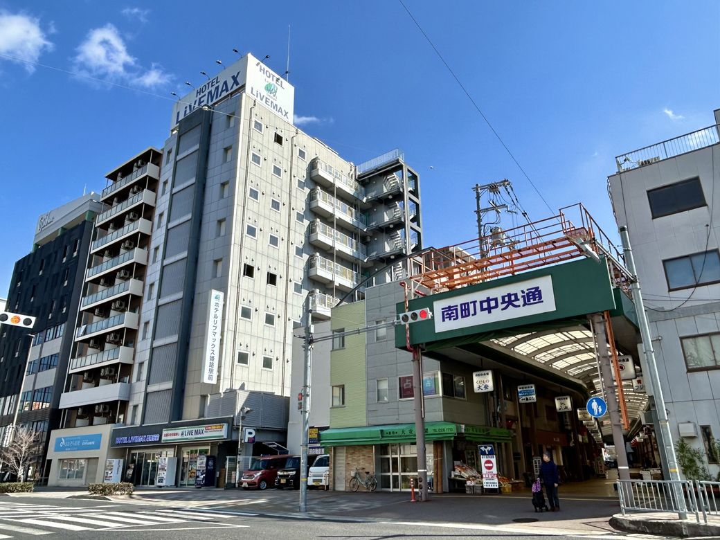 商店街を出てすぐ右手の高い建物が、ホテルリブマックス姫路駅前だ（写真：筆者撮影）