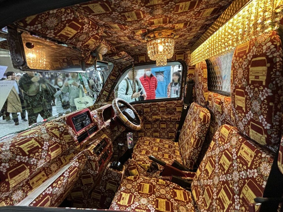 インテリアは「金華山」でダイハツの歴史や思いがデザインに織り込まれている（筆者撮影）