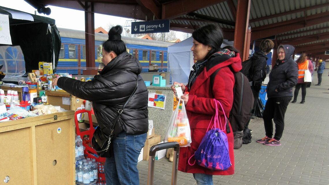 ポーランド側の国境駅プシェミシルで支援物資などを受け取るウクライナからの避難民たち（筆者撮影）