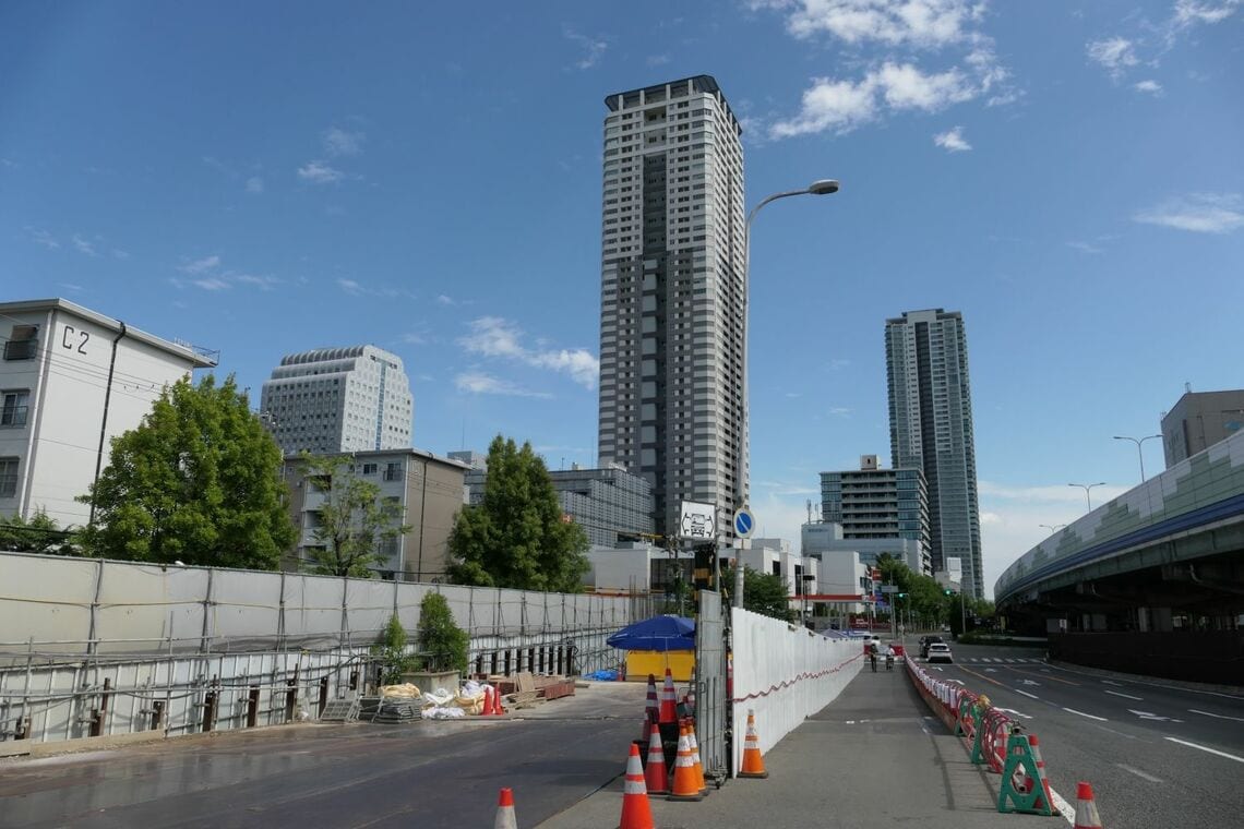 北側から見た千里中央駅方面。タワーマンションがそびえる（記者撮影）