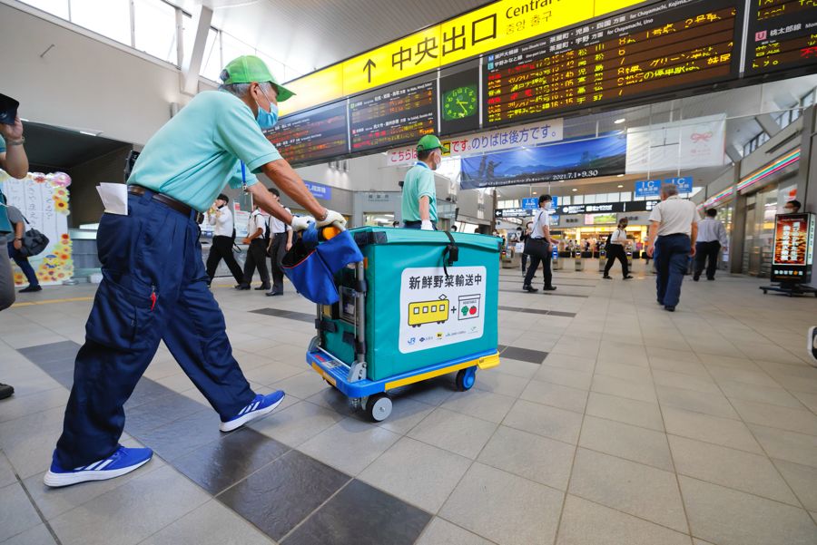 2人体制で周囲に注意しながら岡山駅構内を移動する（写真：村上悠太）