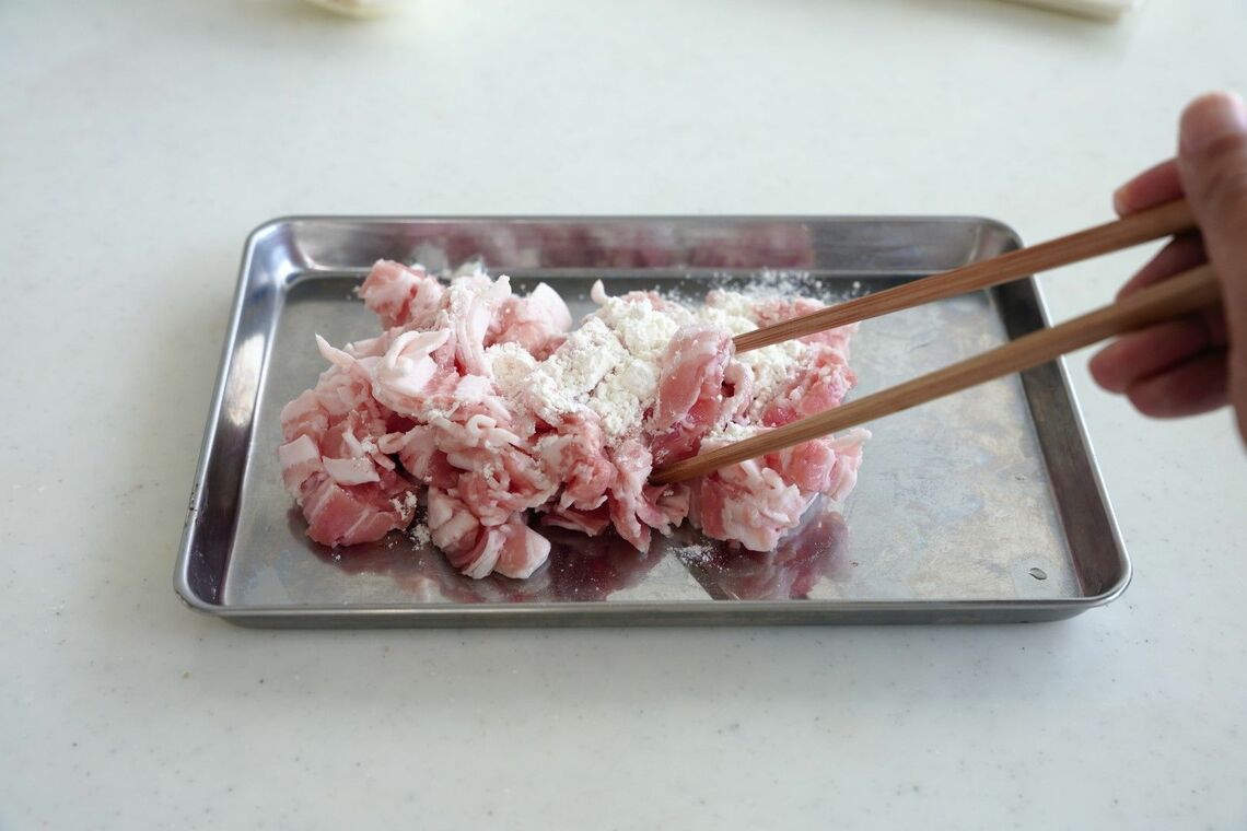 小麦粉をまぶした豚バラ肉
