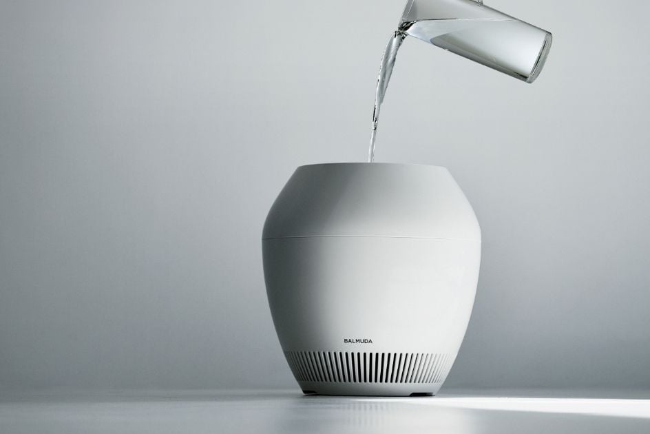 BALMUDAのつぼ型加湿器は、機器の上からやかんで水を注ぐことができる（写真：メーカーウェブサイトより）