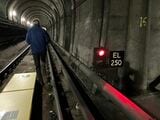 テムズトンネルを通る路線は第三軌条集電だ（筆者撮影）