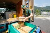 車載用のコンテナに速やかかつていねいに詰め替えていく（写真：村上悠太）