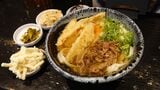 「あずみうどん」のうどん。マカロニサラダなどが無料で食べられる（筆者撮影）