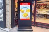 コージーモーニングのイメージ画像は、明るいトーンの赤とブルーを差し色に、爽やかなイメージ（筆者撮影）