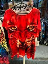 挑みかかるような眼差しが印象的なトラ柄カットソー（筆者撮影）