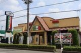三角屋根とポップな色合いの建物（筆者撮影）