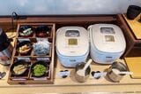 ジョナサンの朝食バイキング。炊飯器にはキヌアご飯と白米、左エリアにはみそ汁の具材など。京まき麩、じゃこ、梅干し、万能ねぎ（筆者撮影）