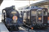 鬼怒川温泉では機関車と客車を並べてしばしの撮影タイム（写真：谷川一巳）