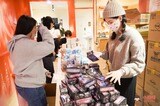 ナプキンなど生理用品をを送る準備中の小紅帽のメンバー（写真・小紅帽提供）