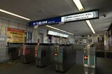 西新井駅構内にある大師線とスカイツリーラインを隔てる自動改札（筆者撮影）