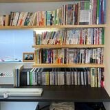 纐纈さんがYouTubeの撮影にも使っている書斎スペースの本棚。トーク動画の背景には、さりげなく夫婦の写真が入るようにしてるそう。どこまでも愛妻家！（写真：筆者撮影）