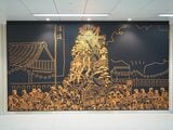博多祇園山笠を描いた壁面の装飾（記者撮影）