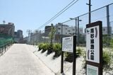 小名木川貨物駅跡地の先にも「南砂線路公園」を名乗る遊歩道が線路に沿って整備されている（筆者撮影）