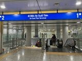 改札階からホームへ降りるエスカレーター・階段の入り口（筆者撮影）