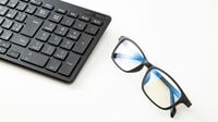｢ブルーライトカット眼鏡｣に頼る人が知らぬ盲点 子どもの使用は｢推奨しない｣とする学会声明も