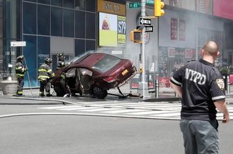 車両が歩道逆走､NYタイムズスクエアで