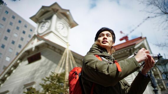 北海道旅行する男性
