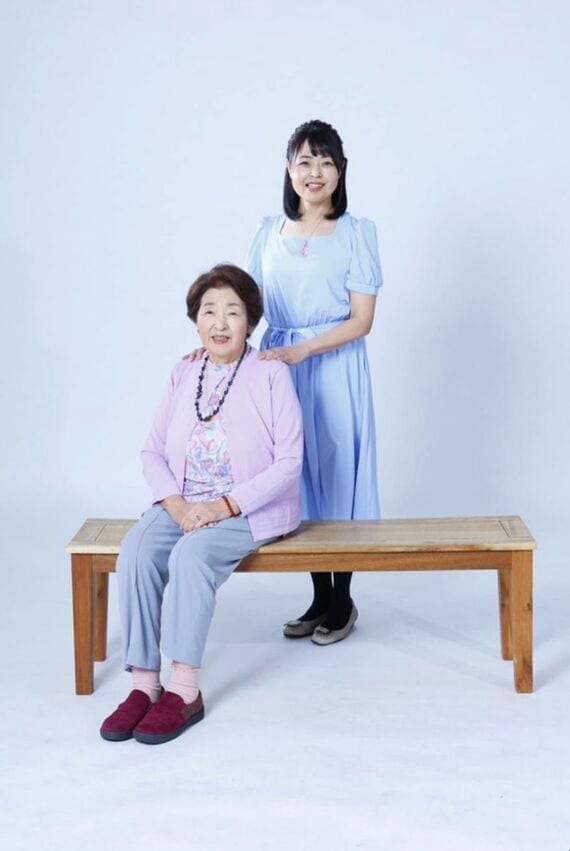 新開さんと母（写真：新開さん提供）