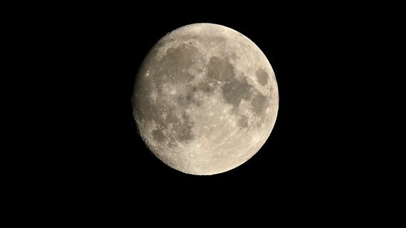 空を見上げて座禅をする僧侶