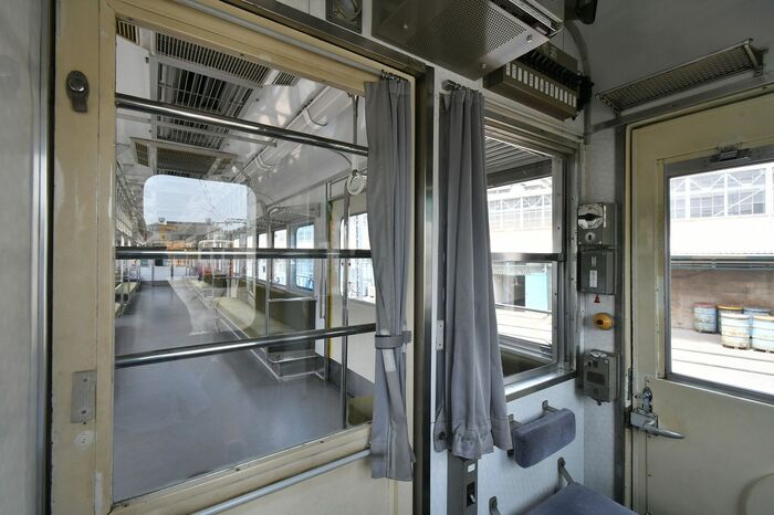 乗務員室と客室の仕切り。扉の上部は窓ガラスがない