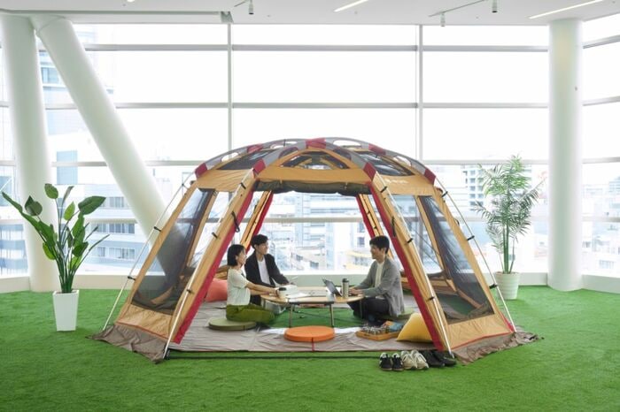 「アウトドアなオフィス」は、開放的な環境で対話ができる