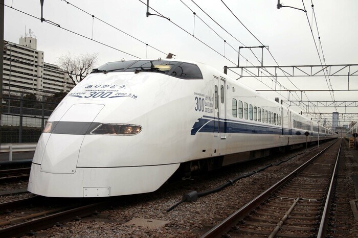 引退のステッカーを張った300系