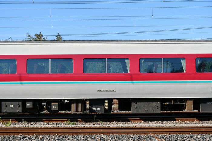 サロ381形を改造したサハ381形は2連窓が特徴