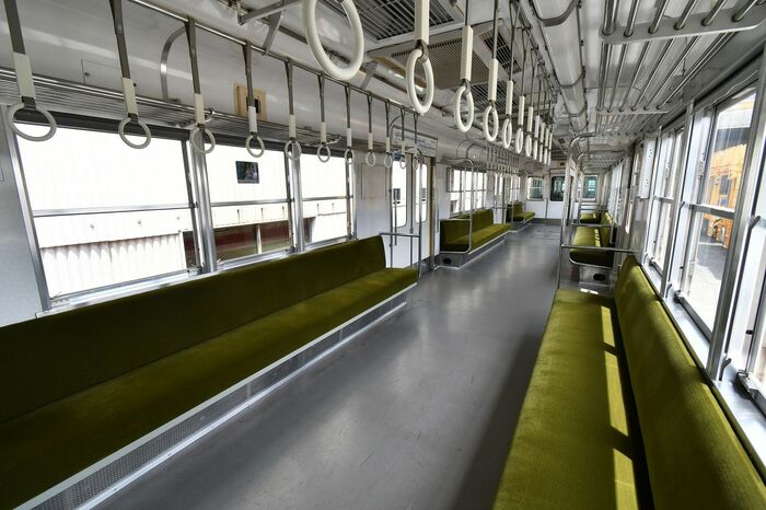 7890形の車内。こちらは戸袋窓がない