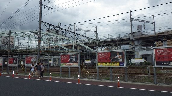 メインゲートへ向かう通りには選手プロフィール