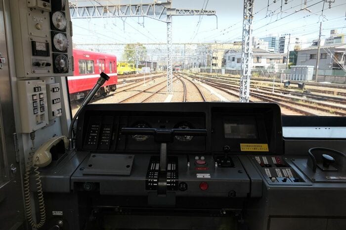 運転士側の展望席から前方を眺める