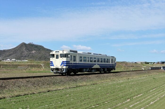 非電化路線は架線柱がなく、景色が開けているので撮影は思