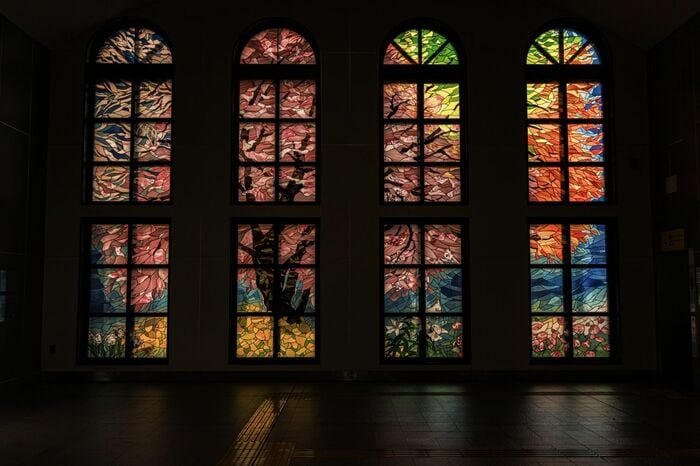 坂戸駅のステンドグラス