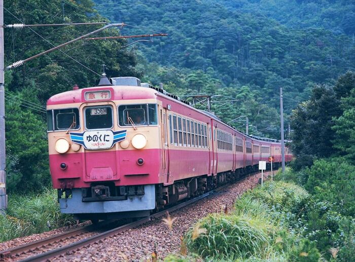 471系急行「ゆのくに」。グリーン車を2両連結している