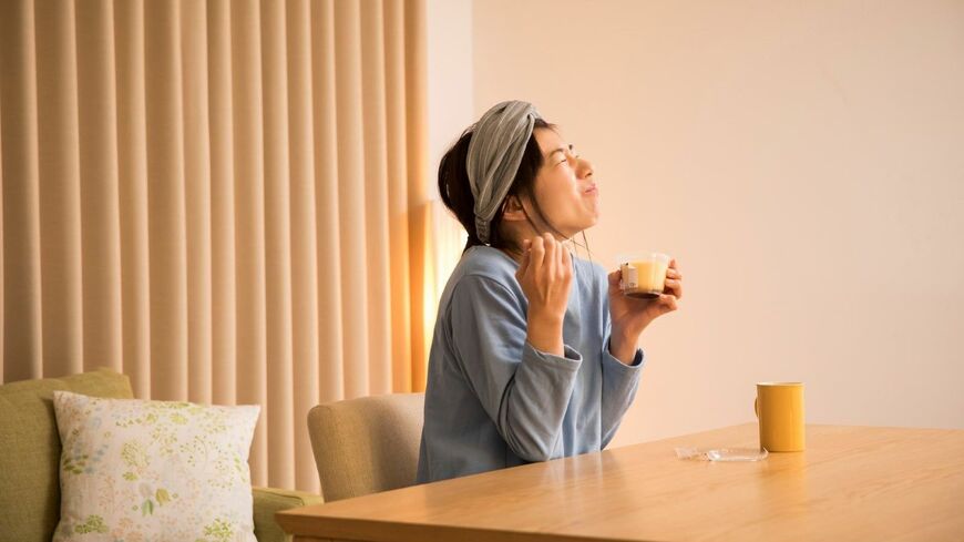 忙しすぎるとつい自分を蔑ろにしてしまうことがあります。時には自分を甘やかすことも大切です（写真：Ushico／PIXTA）