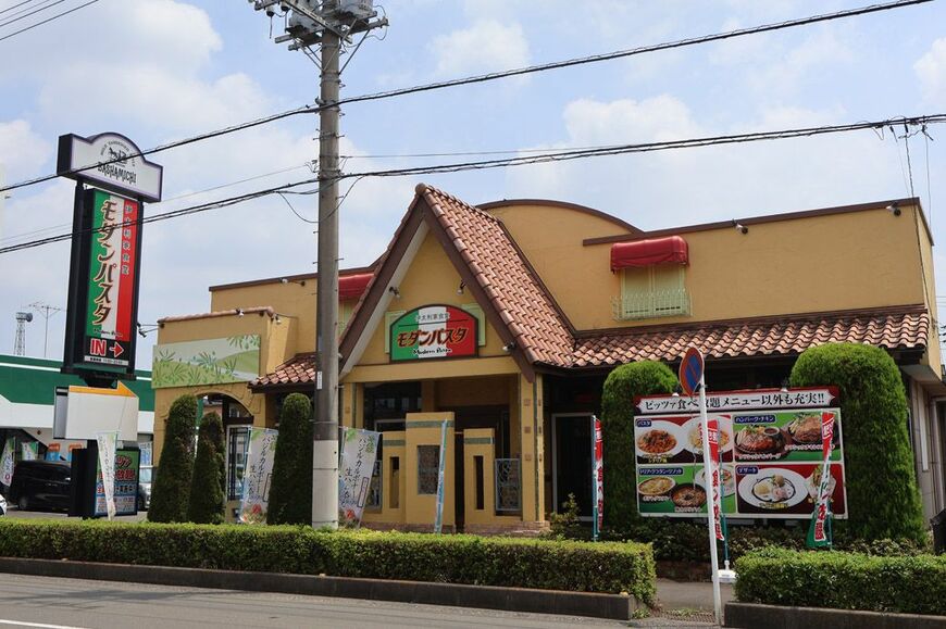 三角屋根とポップな色合いの建物（筆者撮影）