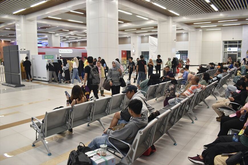混雑するハリム駅の待合室（筆者撮影）