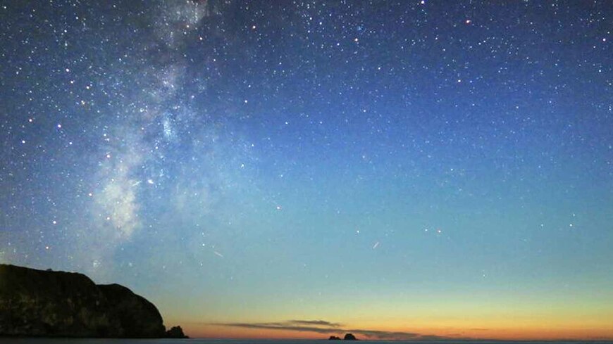 神津島の海岸から見た星空（写真：神津島村）