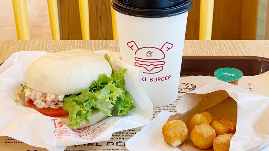 白いバンズが目を引くトリキバーガーのモーニング。おしゃれでありながら、かなりの実力派バーガーでした（筆者撮影）