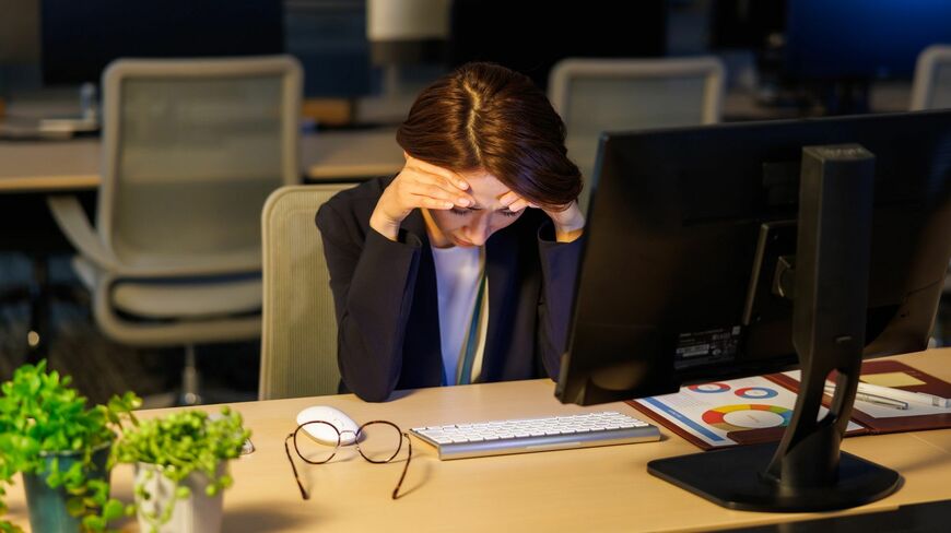 会社の奴隷のような働き方をさけるためにやるべきこととは？（写真：y.uemura／PIXTA）