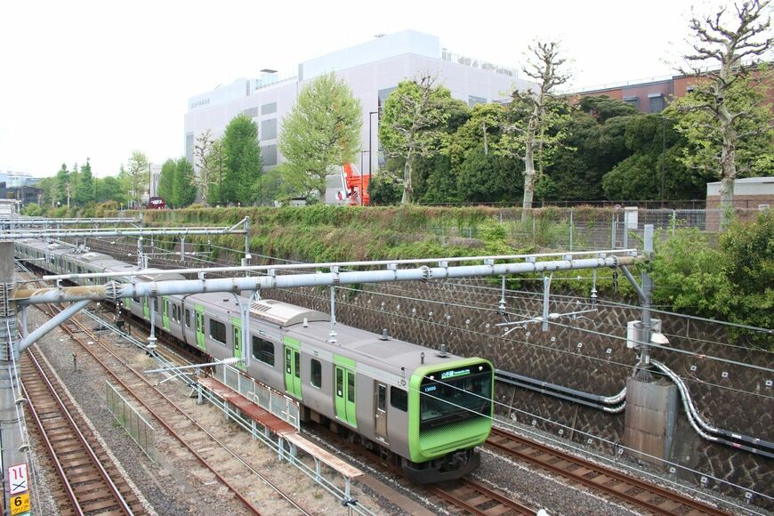 上野駅は海食崖の下に設けられた（筆者撮影）