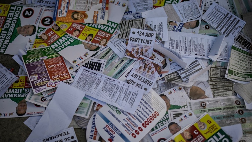 2025年5月12日に実施された、フィリピンの中間選挙のチラシ（写真・Ezra Acayan／Getty Images）