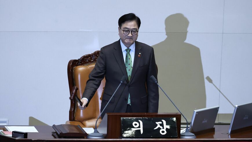 2024年12月14日（土）、韓国・ソウルの国会で、尹錫悦（ユン・ソンニョル）大統領に対する2度目の弾劾訴追案の採決を前に、本会議の冒頭で小槌を打つ禹元植（ウ・ウォンシク）国会議長。議長の発言などが話題になった（写真・2024 Bloomberg Finance LP）