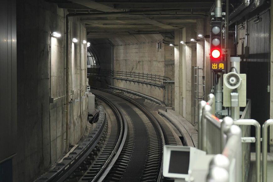 千里中央駅から箕面萱野駅方面に続くトンネル（撮影：伊原薫）