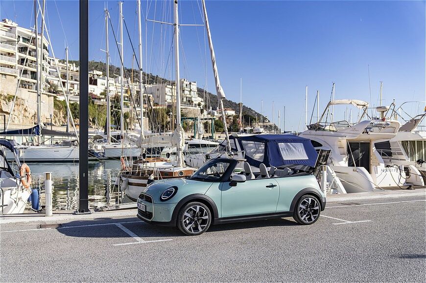 MINI（ミニ）の新型「ミニ・クーパー・コンバーチブルS」（写真：MINI）