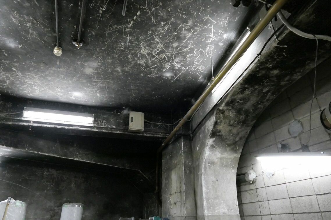 天井や壁がススで黒くなっている