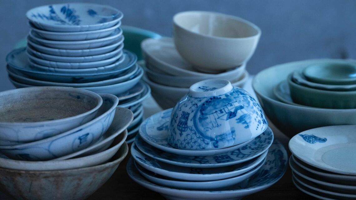 ベトナムを訪れた有元葉子さんは「ほんの3日」で、すっかりとりこになってしまったそうです。写真は定宿のREXホテルの器など（画像：『旅の記憶 おいしいもの、美しいもの、大切なものに出会いに』）  